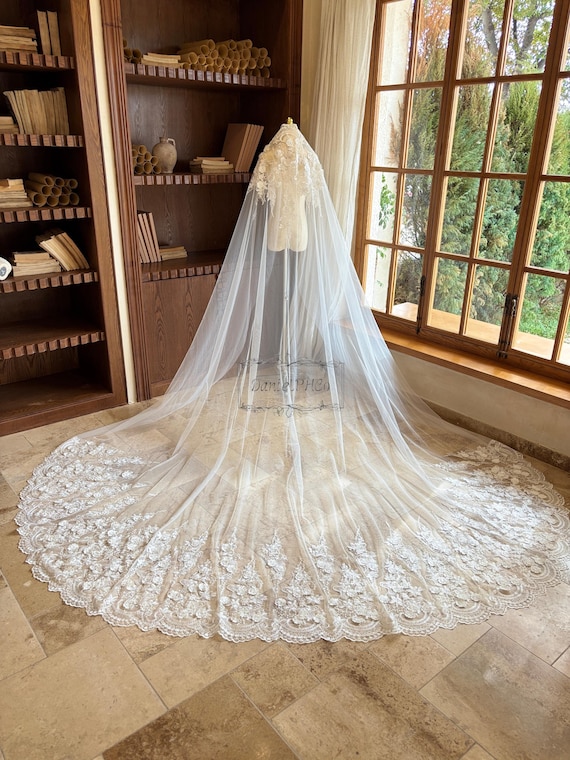 Lace Mantilla Wedding Veil With Comb, Floral Lace Bridal  display picture 3