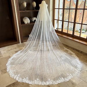 Elegant Lace Edge Wedding Veil, Flower Wedding Veil, Bridal Lace Cathedral Veil, Floral Lace Veil, Ivory Tulle Veil, One Tier Veil with Comb