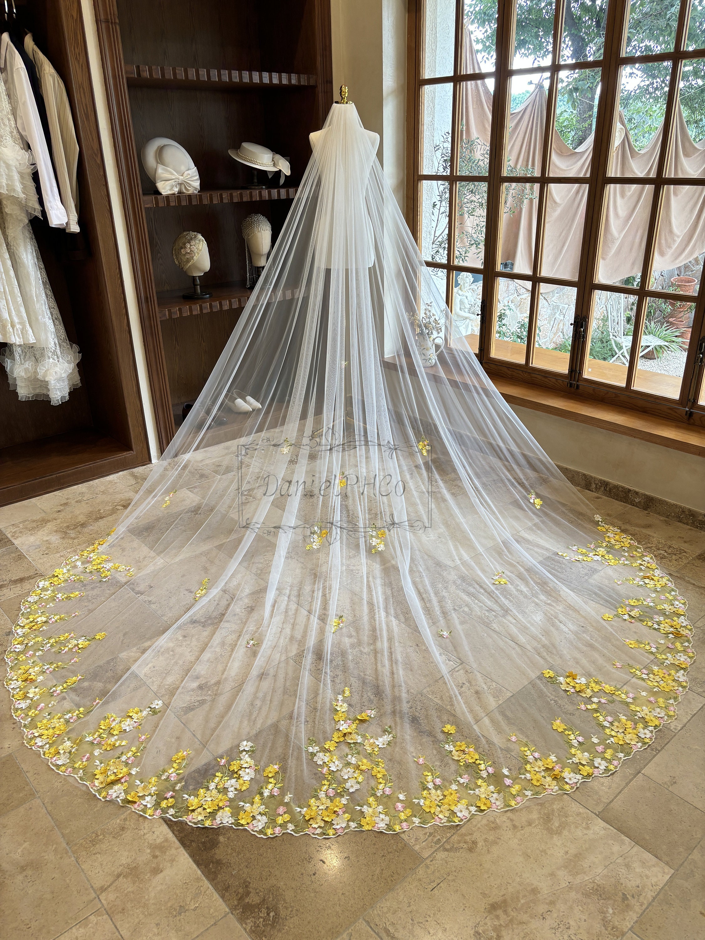 花柄のカテドラルウェディングベール、イエローレースのブライダル