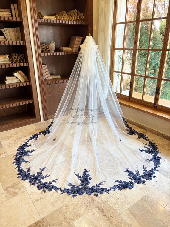 New gorgeous Wedding Veil with flower and pearl Beautiful Two-Tier Flowers Pearls Veil Pencil Edge With Comb main image 4