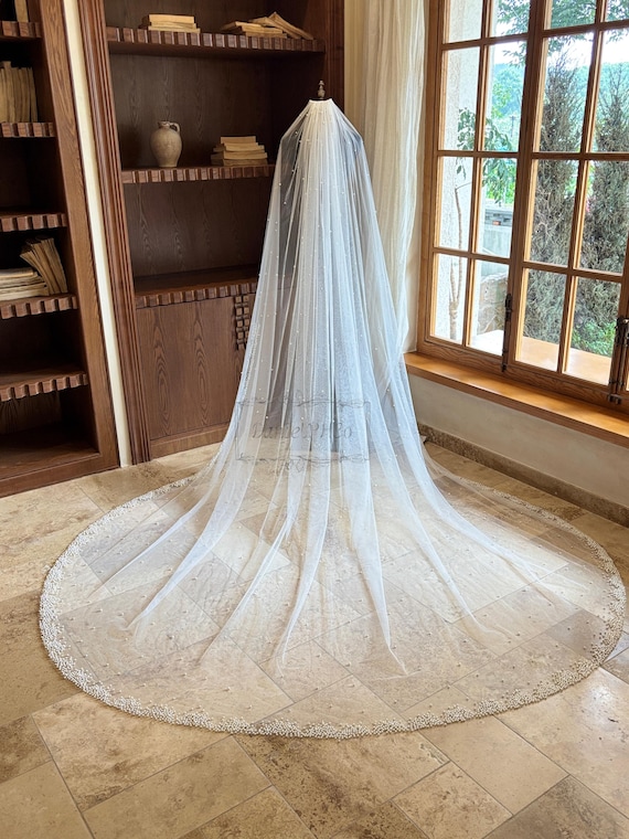 Elegant Pearl Cathedral Wedding Veil, Scattered Pearl Bridal  display picture 2