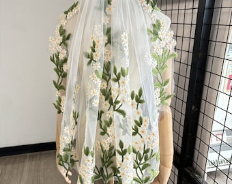 Bridal Short Elbow Veil, Floral Lace Wedding Veil, Green Leaf Veil, Romantic Veil, Lace Edge Veil, Ivory Tulle Veil, Elegant Veil with Comb