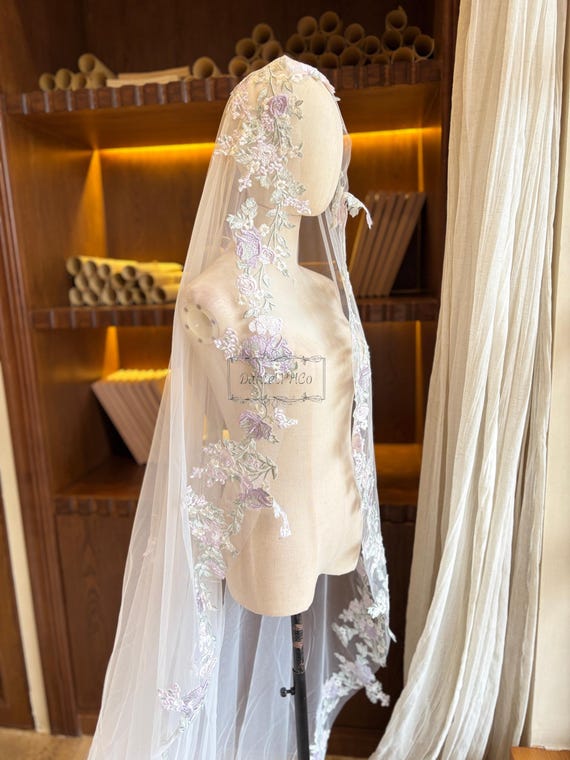 Vintage Colourful Lace Mantilla Wedding Veil With Comb  display picture 3