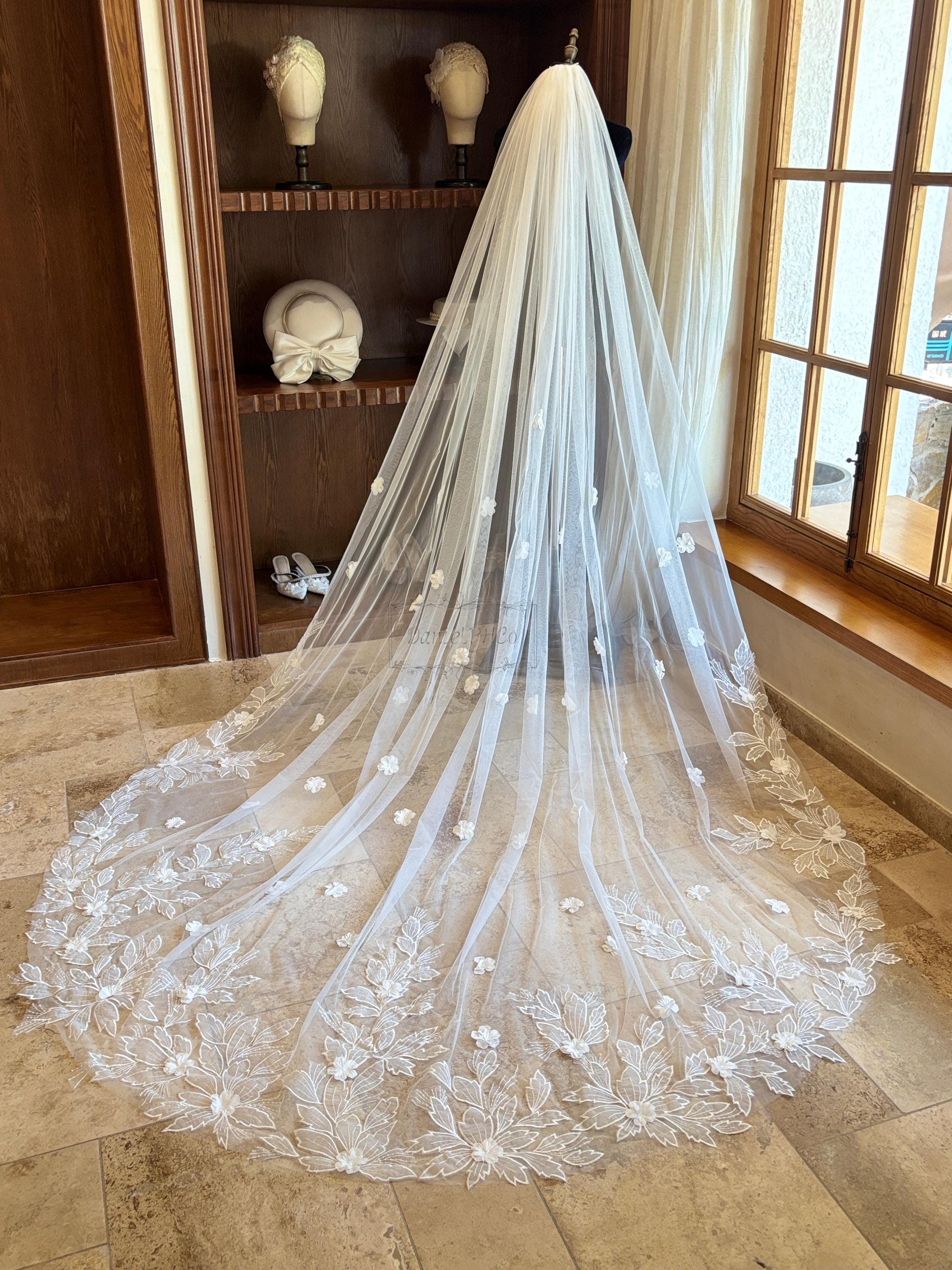 Floral Lace Wedding Veil, Elegant 3D Flower Bridal Veil  display picture 1