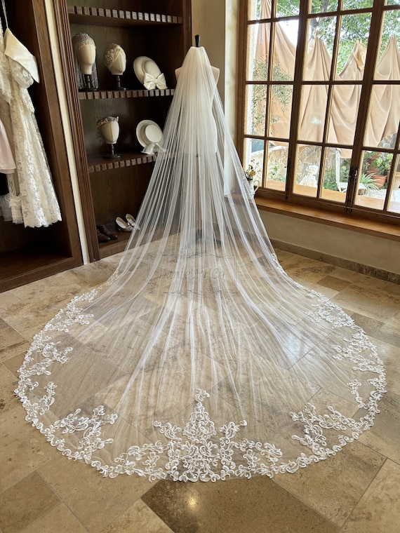 Lace Edge Wedding Veil, Elegant Lace Bridal Veil, Ivory  display picture 3