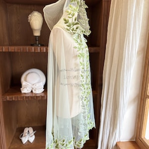 Short Bridal Cape Veil with Hood, Green Leaf Lace Wedding Cape, Green Tulle Bridal Cloak, Lace Wedding Cloak, Cathedral Cape, Bridal Cape