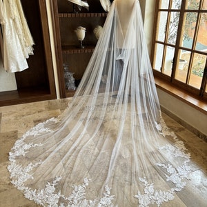 Floral Lace Wedding Cape with Pins, Bridal Shoulder Cape, Vintage Lace Cape Veil, Bridal Outdoor Cape Veil, Elegant Flower Lace Wedding Cape