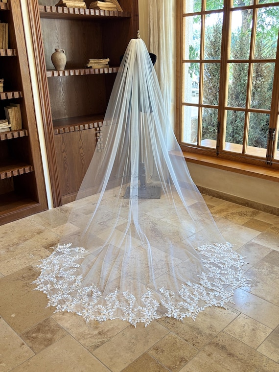 Sequined Leaf Lace Wedding Veil, Vines Lace Veil, Classic  display picture 2