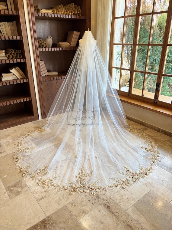 Champagne Wedding Veil with Flower Lace and Pearls, 3D Floral Bridal Veil, Cathedral Veil for Bride, One-Tier Tulle Veil with Comb