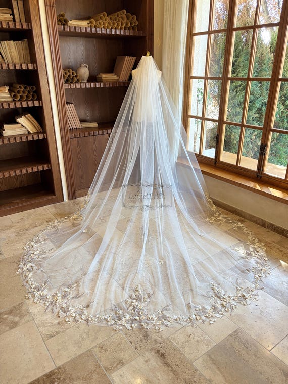 Champagne 3D Flower Cathedral Veil With Comb, Vintage Grey  display picture 1