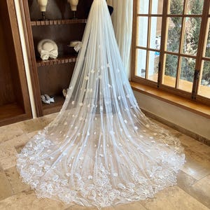 Vintage Boho Wedding Veil, 3D Flower Leaf Bridal Veil, Floral Lace Veil, Elegant Cathedral Veil, Lace Chapel Veil, Soft Tulle Veil with Comb