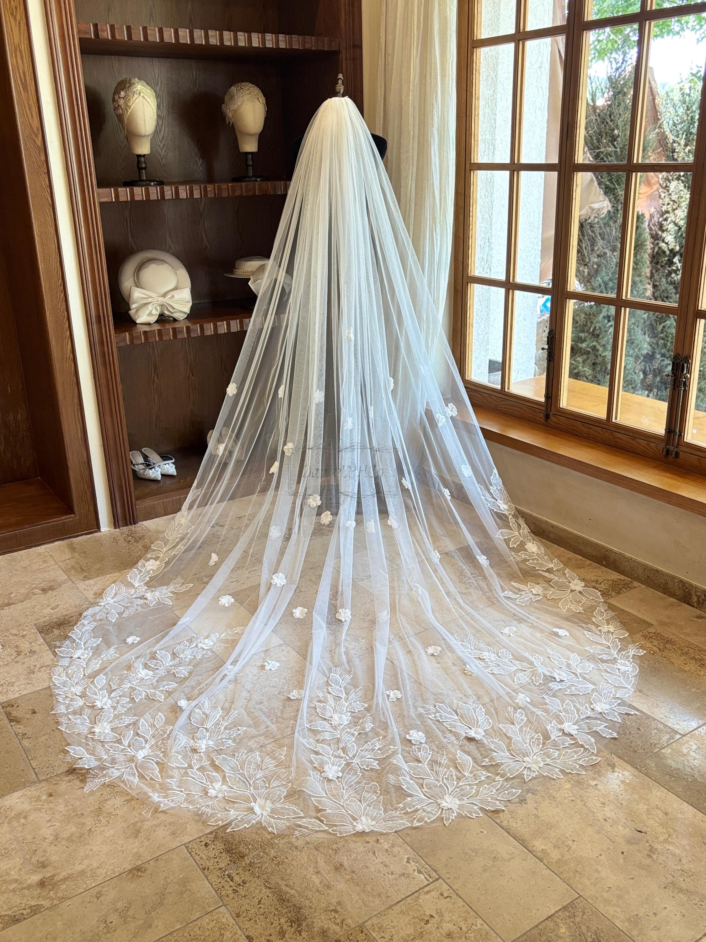Floral Lace Wedding Veil, Elegant 3D Flower Bridal Veil  display picture 1