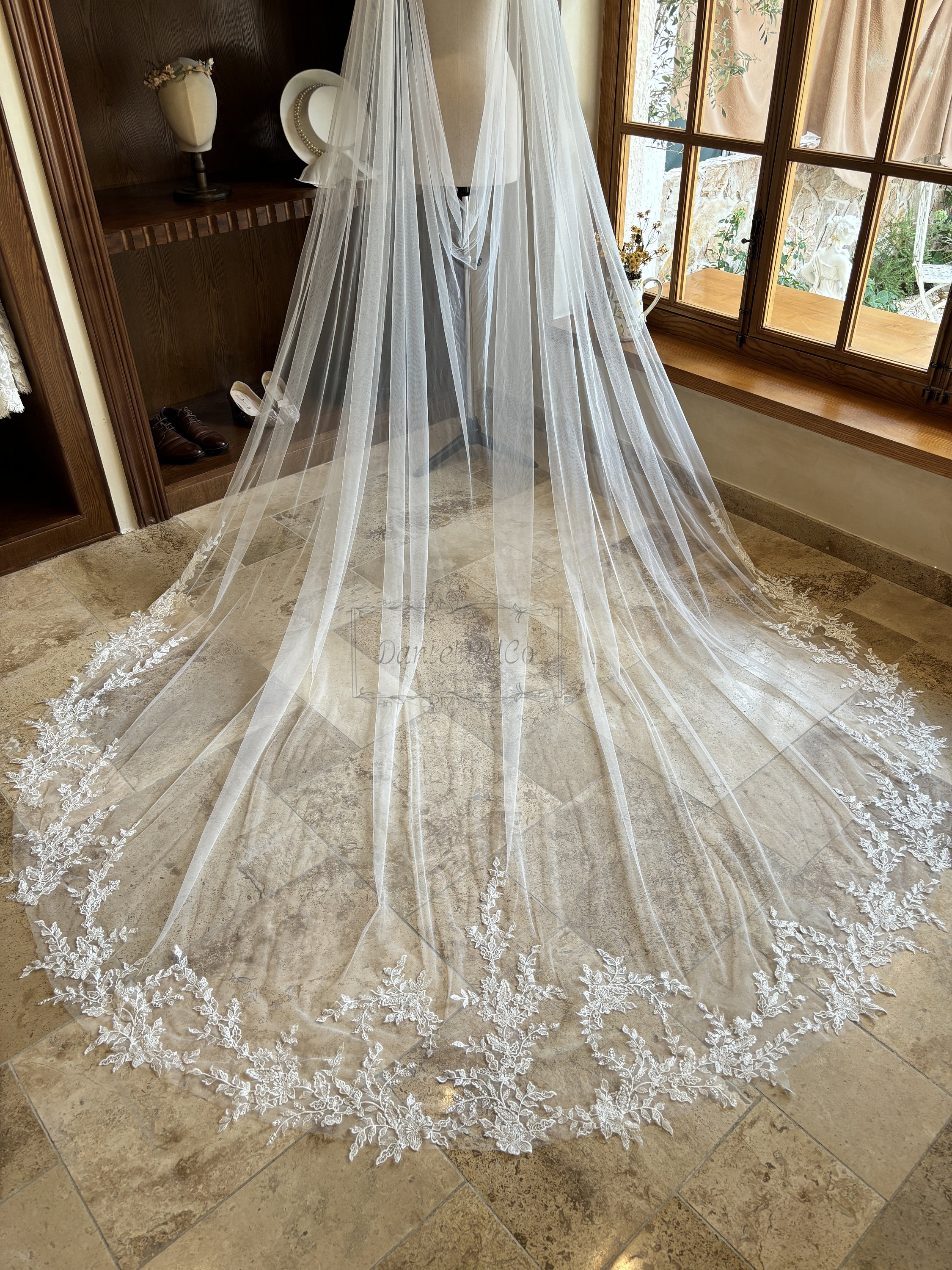 Elegant Floral Lace Cape Veil, Vintage Bridal Cape Veil  display picture 2