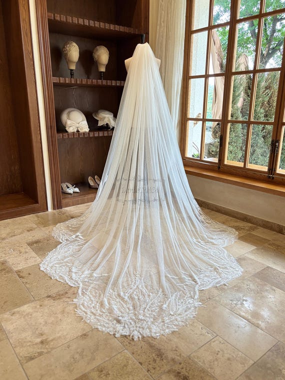 Flower Irregular Hem Wedding Veil, Sequined Beaded Flower  display picture 2