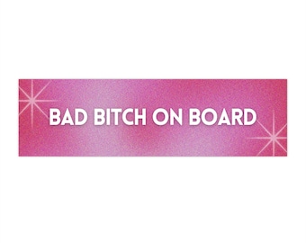 Op de afbeelding: Een rechthoekige sticker met een roze en witte gradiënt achtergrond. De tekst "BAD BITCH ON BOARD" staat in witte, vette letters. Stervormige graphics staan aan beide uiteinden van de sticker.