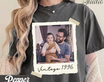 Gepersonaliseerde vintage foto en jaartal, gepersonaliseerd shirt met afbeelding, shirt vaderfoto, vintage 30e vaderdag, shirt vintage est 1996 VS00017