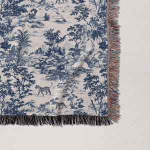 Decke Chinoiserie Toile de Jouy Tiger werfen Blau Chinoiserie Dekor Blau Safari Tier Baby Kinderzimmer Boho Tapisserie Geschenk Französisch gewebte Decke