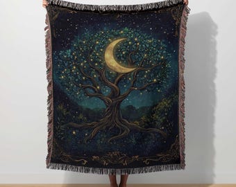 Lebensbaum-Decke, mystischer Wandteppich, gewebte Nachtdecke, verzauberter Mond, dunkler Wald, kosmische Naturdekoration, botanische Mythologie, Garten, spirituell