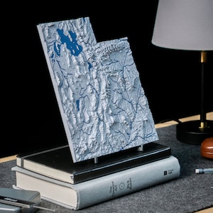 Mapa topográfico del estado de Utah (con ríos y lagos) con soporte (impresión en 3D)