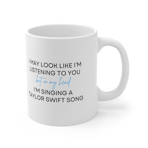 En mi cabeza estoy cantando una taza de la canción de Taylor Swift / taza divertida / taza azul / regalo para ella imagen 6