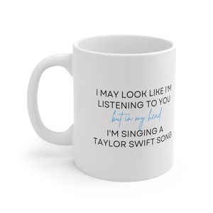 En mi cabeza estoy cantando una taza de la canción de Taylor Swift / taza divertida / taza azul / regalo para ella imagen 5