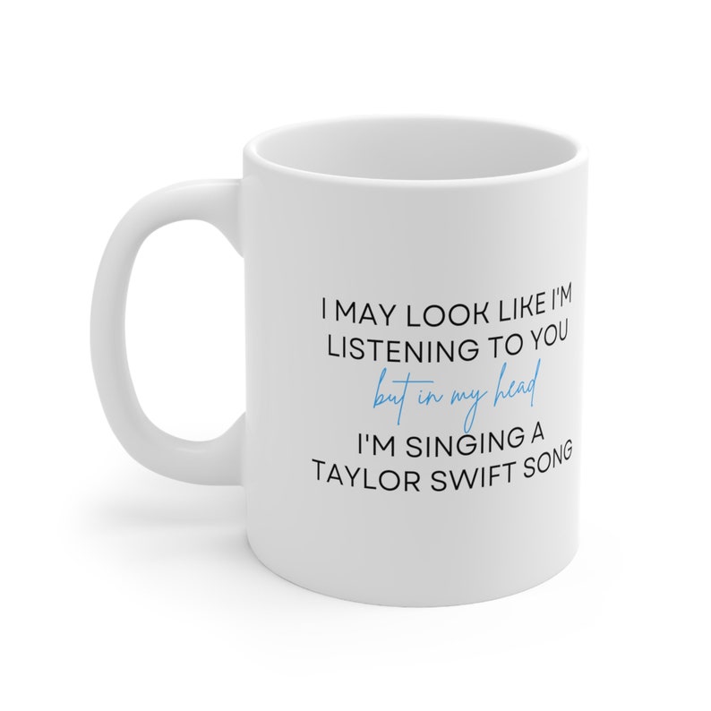 En mi cabeza estoy cantando una taza de la canción de Taylor Swift / taza divertida / taza azul / regalo para ella imagen 5