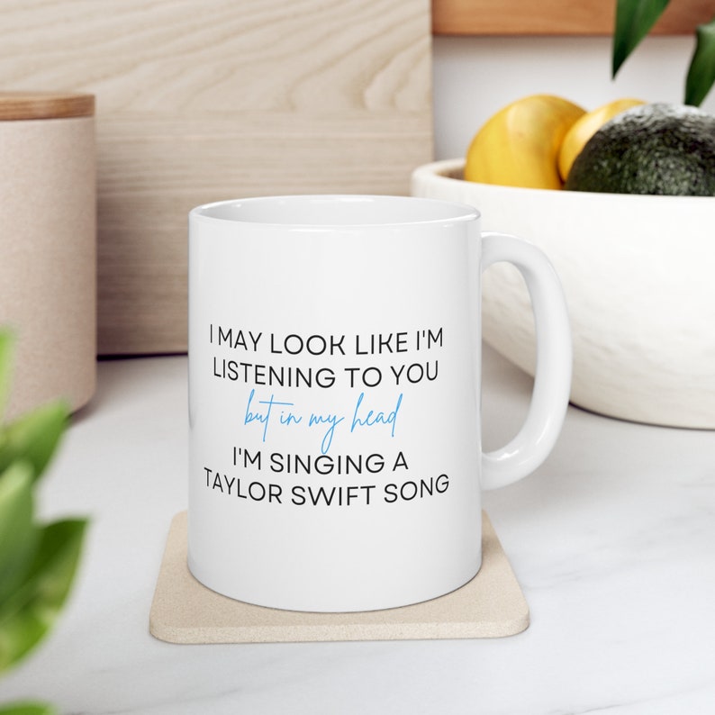 En mi cabeza estoy cantando una taza de la canción de Taylor Swift / taza divertida / taza azul / regalo para ella imagen 1