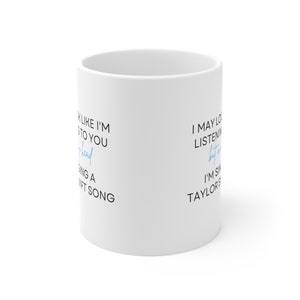 En mi cabeza estoy cantando una taza de la canción de Taylor Swift / taza divertida / taza azul / regalo para ella imagen 4