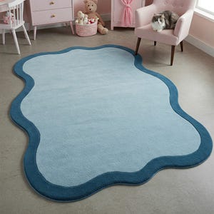"Wolkenblauer Teppich mit Wellenrand 100% Schurwolle ""Soft Aqua"" Kinderzimmerteppich 1,5 x 2 m, Spielzimmer 2,5 x 3 m oder Akzentteppich 10 x 14 Fuß, Traditioneller Teppich 9 x 12 Fuß."