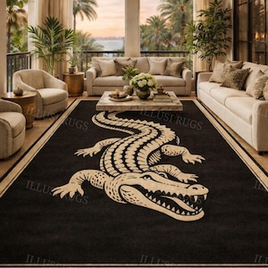 Op de afbeelding: Zwart vloerkleed met een groot, crèmekleurig alligatorontwerp. Het vloerkleed, met een crèmekleurige rand, ligt in een woonkamer met neutrale meubels en grote ramen met uitzicht op een tropisch landschap.