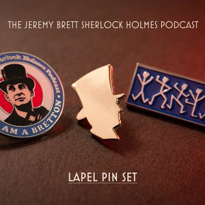 Pu&ograve; includere: Un set di tre spille da bavero che include una spilla circolare con il ritratto di un uomo con cilindro e il testo "The Jeremy Brett Sherlock Holmes Podcast" e "I AM A BRETTON", una spilla dorata a forma di cilindro e una spilla rettangolare blu.