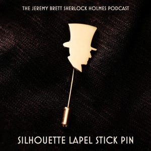 Pu&ograve; includere: Una spilla da bavero color oro con la sagoma di una persona che indossa un cilindro. Il testo THE JEREMY BRETT SHERLOCK HOLMES PODCAST e SILHOUETTE LAPEL STICK PIN &egrave; visibile. Una linea verticale indica una misura di 5,08 cm.