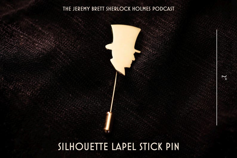 Pu&ograve; includere: Una spilla da bavero color oro con la sagoma di una persona che indossa un cilindro. Il testo THE JEREMY BRETT SHERLOCK HOLMES PODCAST e SILHOUETTE LAPEL STICK PIN &egrave; visibile. Una linea verticale indica una misura di 5,08 cm.