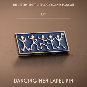 Pu&ograve; includere: Una spilla rettangolare con sfondo in smalto blu e cinque figure stilizzate bianche in varie pose di danza. La spilla misura 2,8 cm di larghezza. Il testo riporta THE JEREMY BRETT SHERLOCK HOLMES PODCAST e DANCING MEN LAPEL PIN.