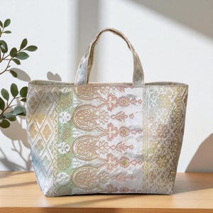 Japońska torba-torba z jedwabiu z recyklingu Kimono Obi – wyjątkowy wzór kanji z motywem młodej trawy w kolorze zielonym (67-1)