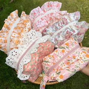 Collezione Sminkväska trapuntata a mano – Pochette e trousse per cosmetici con motivo floreale Coquette