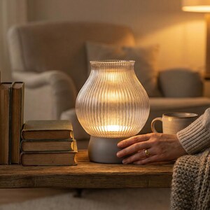 Könnte beinhalten: Ein Set aus drei Keramikbechern mit gesprenkelter, matter Oberfläche. Die Becher sind in den Farbtönen Creme, Hellgrau und Dunkelgrau gehalten. Jeder Becher hat ein schlichtes, minimalistisches Design, ideal für Kaffee oder Tee.