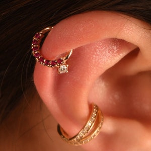 Ruby Helix Hoop Earring, natuurlijke Ruby 14K massief gouden kraakbeenklikker, Ruby Cartilage Earring, Ruby Daith-oorbel, massief gouden Daith-sieraden