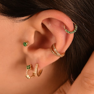 Brinco Daith de esmeralda em ouro 14K, Huggies de esmeralda natural, brincos de argola de concha esmeralda, piercing de hélice de esmeralda, piercing de daith de esmeralda