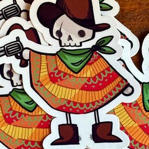 Puede incluir: Una pegatina con un esqueleto de dibujos animados que lleva un sombrero de vaquero marrón, un pañuelo verde y un poncho colorido. El esqueleto sostiene una pistola en su mano derecha y tiene una expresión amigable.