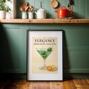 Martini Art Print – Elegancja podana w szklance | Stylowy plakat koktajlowy | Dekoracja wózka barowego | Nowoczesny wydruk kuchenny | Prezent dla miłośników Martini