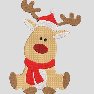 Può includere: Una renna marrone e bianca con un cappello di Babbo Natale rosso e una sciarpa rossa. La renna è seduta con le gambe incrociate.