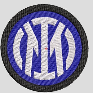 Può includere: Toppa ricamata con il logo dell'Inter Milan. Il design presenta un emblema "IM" bianco stilizzato su sfondo blu, circondato da un bordo nero. La toppa è rotonda e ha un aspetto strutturato.