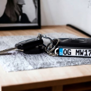 Custom-made 3D keychain with license plate. New: Double-sided writing with 3D effect!