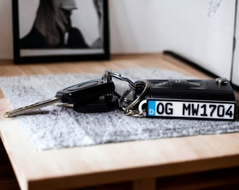 Custom-made 3D keychain with license plate. New: Double-sided writing with 3D effect!