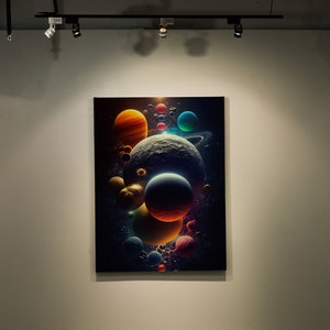Puede incluir: Una impresión en lienzo enmarcada de una galaxia colorida con múltiples planetas, estrellas y una nebulosa. Los planetas son de varios tonos de azul, verde, naranja y rojo.