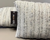 TIA Häkelkissen | Handgemachtes Unikat aus Woll- und Baumwollgarn | Zierkissen in Grau | Strick-Look | Boho Deko