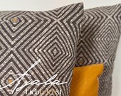 AJALA Dekokissen | Elegantes Kissen in Beige & Anthrazit | Rautenmuster mit feinen Streifen und Akzentpunkte in Honig | vegan | Sofakissen