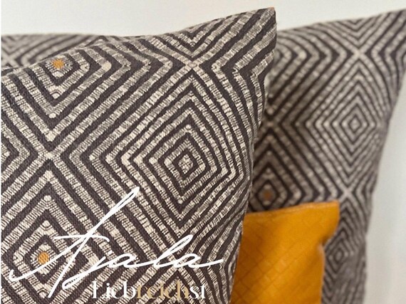 AJALA Dekokissen | Elegantes Kissen in Beige & Anthrazit | Rautenmuster mit feinen Streifen und Akzentpunkte in Honig | vegan | Sofakissen