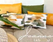 JEANNE Dekokissen | Handgemachtes Kissen mit Pinselstrich-Design in Weiß, Oliv, Braun & Beige | Länglich | modern